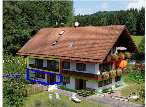 4 appartements de vacances situés dans un endroit isolé dans une clairière, de style maison de campagne rustique, avec jardin ou grand balcon.