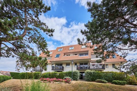 A deux pas de la plage, au calme dans une charmante Résidence, appartement d'une pièce avec cuisine aménagée, salle de douche avec wc. Cet appartement bénéficie d'un jardin clos exposé plein Sud.Pour votre véhicule, une place de parking privative.