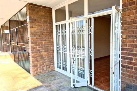 Situato nel cuore di Nelspruit Ext 2, questo esclusivo appartamento duplex offre una combinazione imbattibile di praticità, comfort e vita moderna. Situata in Murray Street, questa posizione molto richiesta è perfetta per coloro che apprezzano la vic...