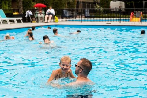 Dit 4-pers. comfortabele chalet met buitensauna en spa staat op het ruim opgezette en bosrijke vakantiepark Landgoed De Scheleberg. Midden in de natuur, maar toch op slechts 7 km. van de stad Ede en 5 km. van het plaatsje Lunteren. Dit gezellige en l...