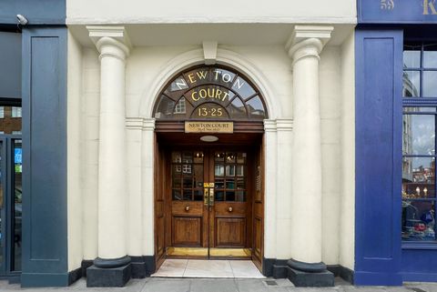 Verenigd Koninkrijk Sotheby's International Realty wil graag dit elegante appartement met drie slaapkamers presenteren. Gelegen op de eerste verdieping van Newton Court op Kensington Church Street ontvouwt zich over ongeveer 1.778 vierkante meter. On...