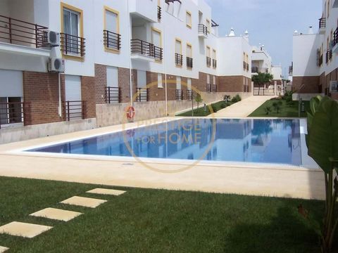 AFFITTI INVERNALI - DA OTTOBRE A MAGGIO Tasse scolastiche + spese (acqua, luce e gas) Eccellente appartamento con 2 camere da letto a Quinta da Gomeira a Cabanas de Tavira - con piscina all'aperto e giardino in condominio. Situato a 6 minuti a piedi ...