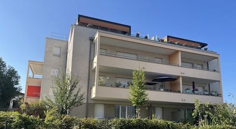 01000 - Saint Denis Les Bourg Ein echter Schwarm für diese schöne helle Wohnung von 81 m² im zweiten Stock mit Aufzug in einer neuen Residenz von 2020. T4 wurde in T3 umgewandelt, das ein schönes Wohnzimmer bietet, das auf einem großen Balkon mit Bli...