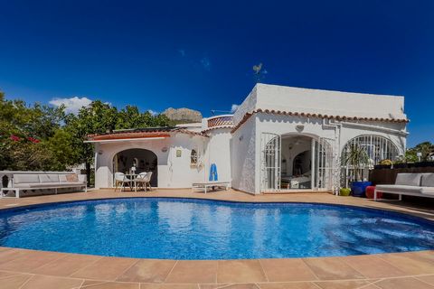 Diese schöne Villa befindet sich in einer sehr ruhigen Urbanisation in Calpe, 10 Minuten zu Fuß zu allen notwendigen Annehmlichkeiten, Geschäfte, Restaurants, Bank und die Altstadt und 900 Meter vom neuen Yachthafen von Puerto Blanco und seinen exklu...