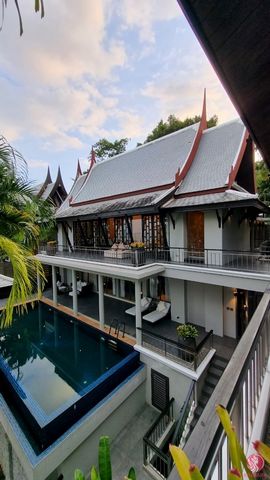 Cette luxueuse villa de style thaïlandais à vendre est idéalement située à Koh Sirey, qui se trouve sur une crête tranquille à seulement 15 minutes de la ville de Phuket. La villa offre une vue imprenable sur la mer et surplombe diverses îles de la m...