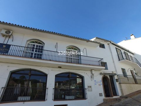 Apartamento de 4 dormitorios ubicado en pleno centro de Benahavis. Todos los servicios cerca a poca distancia. El apartamento tiene una cocina abierta, 4 amplios dormitorios, gran terraza en la azotea con impresionantes vistas.