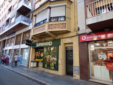 Beautiful house in the ravine of El Vendrell, capital of the Baix Penedés region, belonging to the province of Tarragona and very well connected by the AP-7, the C-32 and the N-340.~ The house consists of two floors with independent access to each of...