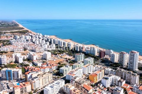 Excelente apartamento, en Quarteira, a pocos metros de las playas! Descubra el encanto de este increíble apartamento, que destaca por su acogedor vestíbulo, salón, cocina americana, un acogedor dormitorio y una terraza acristalada, que ofrece unas im...