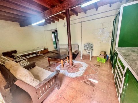 *Rustic house in Agüimes* Located in the Los Cercadillos area. It is a single-storey house of approximately 240 m2 built. The house has an excellent distribution, where upon entering the house we find a large living room with wooden ceilings in the C...