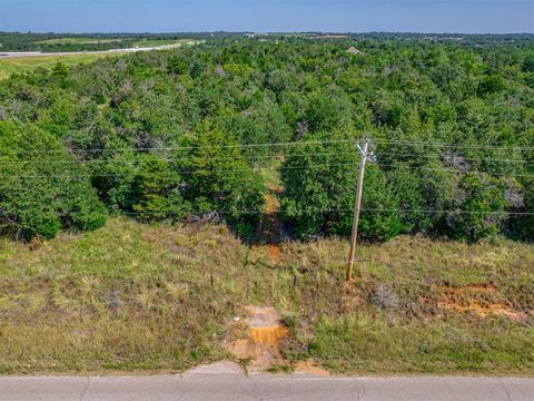 This 23 acre development site in Newalla, Oklahoma, offers a prime location just off the new Kickapoo Turnpike extension, blending city convenience with a peaceful rural atmosphere. Utilities are accessible with septic for sewer, well water, and elec...