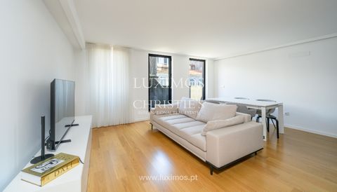 Elegante apartamento T1 Duplex , com 77 m², localizado na prestigiada freguesia do Bonfim , Porto. Este imóvel situa-se no último andar de um edifício totalmente reabilitado em 2022, destacando-se pela sua orientação a nascente  que permite uma abund...