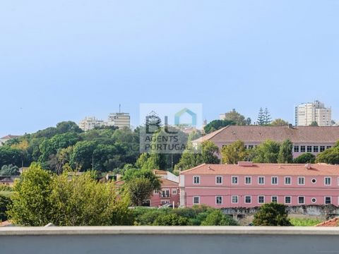 Appartement inséré dans une copropriété privée - Vigias do Tejo, où l'on peut profiter de la proximité du Tage, de l'une des zones les plus émergentes de Lisbonne, le Parque da Naçoes. Appartement avec des finitions de qualité, cuisine équipée fermée...