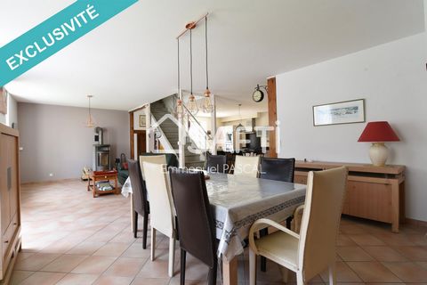 Located in the charming town of Bonnay (25870), this spacious house offers a peaceful living environment in the countryside. Close to schools and college, it is perfectly suited for a family. Equipped with a large terrace, a veranda and 1140 m² of fl...