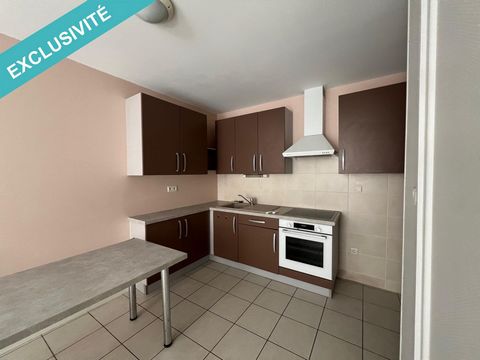 Exclusivité Safti. Appartement type 2 de 38 m² habitables au rez-de-chaussée d'une copropriété de quatre logements. Cet appartement propose une cuisine équipée ouverte sur le salon-séjour, une chambre, une salle d'eau avec wc. Une cave vient compléte...