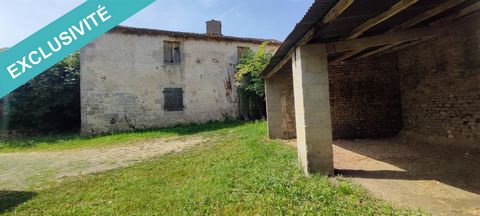 A découvrir dans charmant petit village à moins de 10 minutes de Saint-Jean-d'Angély, maison 4 pièces de 110 m² à rénover entièrement. Une dépendance attenante, un préau complètent ce bien. Electricité et eau au pied de la maison. Cour commune. N'hés...