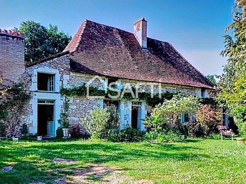 Maison de bourg du XII e siècle, commerces, au calme.