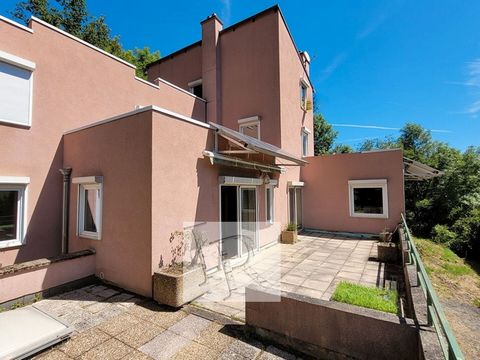 A Sanssac L'Eglise / Les Vignes de la Bernarde, à seulement 10mins du Puy-en-Velay, entre Les Estreys et la Pinatelle du Zouave, cadre bucolique pour cette grande maison individuelle bénéficiant d'un Terrain de 4 511m2, sans vis-à-vis ! Construction ...