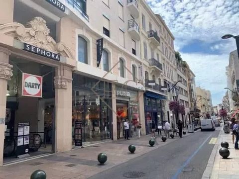 Vacker byggnad i borgerlig stil nära rue d'Antibes. I tre plan, ca 450 kvm All handel möjlig utom bullrig Fantastisk uppvisning För mer information, vänligen kontakta oss Features: - Air Conditioning - Sauna