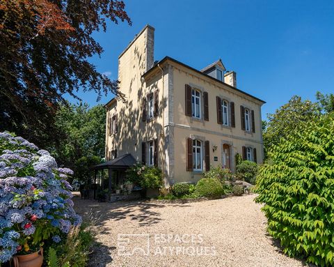 Con una ubicación ideal en la encantadora ciudad de Plougonven, en el corazón del Parque Natural Regional de Armorique, a 12 km de la ciudad de Morlaix, esta magnífica casa burguesa que data de 1902, se distingue por su elegante arquitectura y su vas...