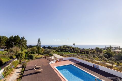 Luxe villa op een exclusieve locatie, Cama da Vaca, tussen Praia da Luz en Burgau, met een fantastisch 360º uitzicht, met uitzicht op de zee en het platteland. Begane grond: Entree, hal, gasten wc, ruime woonkamer, eetkamer en halfopen ingerichte keu...