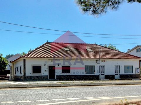 Maison de 3 chambres à Casalinho - Bombarral. Avec espace commercial attenant, qui fonctionnait comme restaurant, avec cuisine, cellier, salle à manger et deux salles de bains. La maison, en très bon état et avec des espaces généreux, comprend un hal...