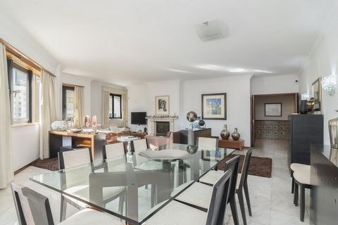 Superbe appartement de 4 chambres, situé à Areeiro. Cet appartement offre un confort et une qualité de vie exceptionnels. Situé au troisième étage d’un immeuble prestigieux, l’appartement offre une vue dégagée et une profusion de lumière naturelle qu...