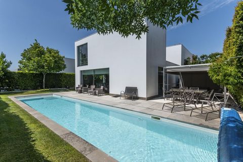 Uitstekende villa met eigentijds design in een rustige wijk van Carnaxide aan de rand van Lissabon. Deze zonnige villa, ontworpen door een gerenommeerde architect, staat op een perceel van 700 m² en valt op door zijn strakke lijnen en zijn glaspartij...