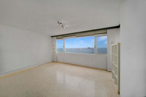 We present a unique opportunity to acquire an exclusive apartment on the beachfront in Benidorm, one of the most coveted destinations on the Costa Blanca. This magnificent property offers stunning views of the Mediterranean Sea, which you can enjoy f...