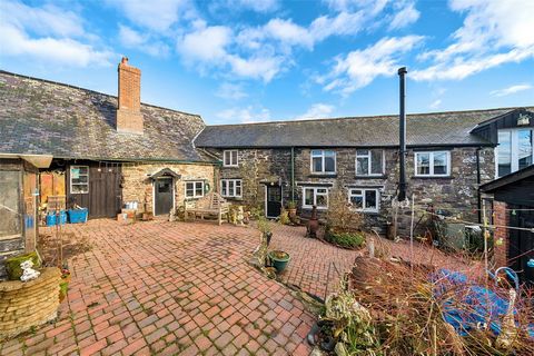 Thorne House, a Grade II listed period property steeped in history, was once the village blacksmith's shop and a public house. This exceptionally spacious home offers approximately 5,000 square feet of accommodation, including two kitchens, two recep...