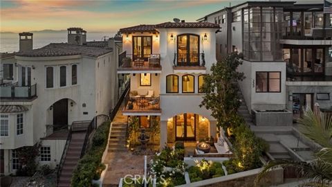 Dieses Haus im Montecito-Stil liegt an einer begehrten, nach Süden ausgerichteten Fußgängerzone und bietet einen atemberaubenden Panoramablick auf das Meer, der sich von Malibu bis Catalina Island erstreckt. Das Haus wurde 2009 erbaut und bietet ein ...