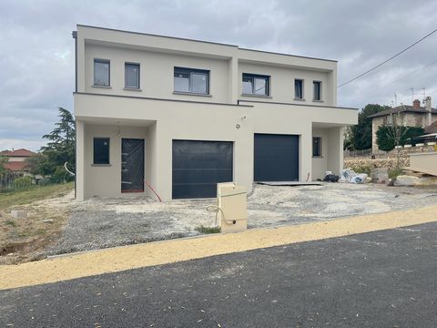 ZELDZAME NIEUWE WONING OPGELEVERD AFGEWERKT! Kom in de stad LUCENAY dit eersteklas huis van 94m2 ontdekken in een kleine verkaveling van vijf percelen. Het bestaat op de begane grond uit een entree met een apart toilet, een grote woonkamer van 42 m2 ...