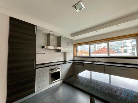 Este T3 Duplex, localizado na melhor zona da cidade de Espinho, oferece 169m² bem distribuídos por dois pisos. A apenas 700 metros da praia, o apartamento destaca-se pela excelente construção e pelas duas frentes de luz (Nascente/Poente), garantindo ...