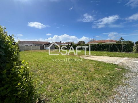 Situé dans la charmante commune d'Arvert, terrain de 398m², emplacement idéal à proximité des commodités. Arvert bénéficie d'un environnement dynamique, avec des commerces, une école à proximité immédiate. De plus, la présence de lignes de bus facili...