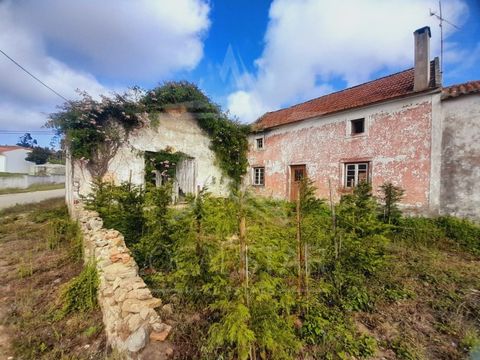 Vrijstaand huis gelegen in Vale da Quinta in Salir de Matos. Traditionele architectuur, stenen elementen met een rustiek tintje, het perfecte huis voor liefhebbers van historische gebouwen. Met een totale bebouwde oppervlakte van 408m2 en een perceel...