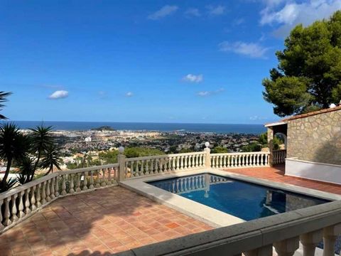 Objektbeschreibung: In dieser Villa können Sie den besten Ausblick auf Denia genießen und in absoluter Ruhe entspannen. Die Hauptebene vom Haus verfügt über 2 Schlafzimmer und 2 Badezimmer, eine Küche und ein Wohnzimmer mit einem Essplatz in absolute...