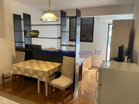 EXCLUSIVE AGENCY SALE! OPPORTUNITY! NEW ON THE MARKET For sale is a studio apartment with an area of ​​approx. 25 m2, located on the ground floor of a building with an elevator, in one of the popular neighborhoods of Split - Gripe. The apartment is i...