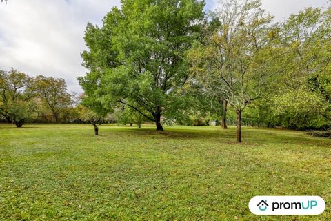 Siete alla ricerca di un terreno edificabile eccezionale a FONTENAY-SUR-LOING? Non cercare oltre, perché abbiamo l'opportunità perfetta per te. Questo terreno di 2372 m2, situato in un contesto incantevole, offre un ambiente eccezionale per il vostro...