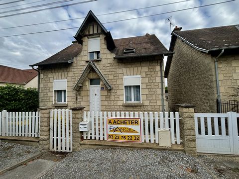 SOISSONS JEAN-MOULIN - A PROXIMITE DE TOUTES LES COMMODITES - SUPERMARCHE BOULANGERIE PHARMACIE ECOLES ET CENTRE-VILLE à 15 minutes à pieds - Maison indépendante en pierre comprenant: Cuisine, salon séjour d'environ 28 m2, salle de bains avec baignoi...