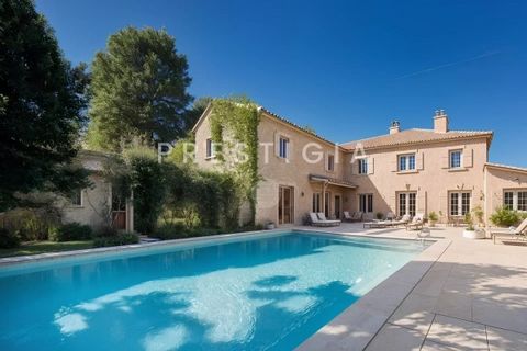 Mougins - Op een rustige, onbelangrijke, dominante positie, biedt deze bastide van meer dan 300 m² 8 slaapkamers en 5 badkamers, allemaal op een terrein van 3.600 m² met zwembad en panoramisch uitzicht. Hoewel de gebruikte materialen van de hoogste k...