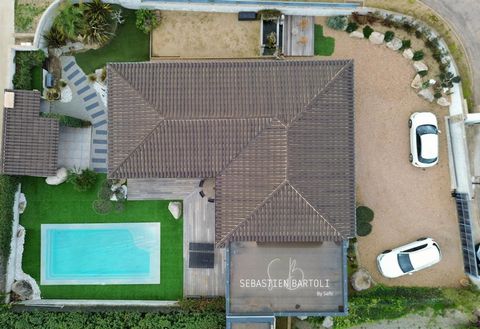 Ideal location for this property just 10 minutes from the beaches of Saint-Cyprien and Cala Rossa and a few minutes from the center of Porto-Vecchio, this type 4 house built in 2016 is sold fully furnished and equipped for your purchase! The 126m2 of...