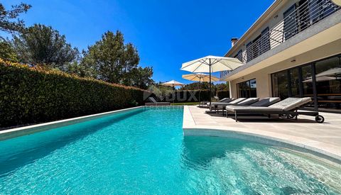 Location: Istarska županija, Poreč, Poreč. ISTRIA, POREČ (surroundings) - Luxury villa only in our offer Originally two settlements, Tar-Torre and Vabriga-Abrega are today one place divided by the main road connecting Poreč and Novigrad. It is a fert...