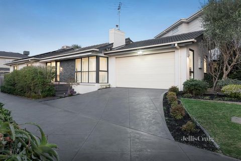 Stunning contemporary living, this luxurious 4 bedroom, plus study single-level oasis presents a lifestyle investment for the most discerning of purchasers in a quiet court setting. Tastefully transformed and quality fitted throughout, every facet of...