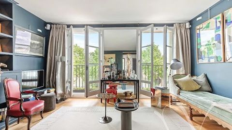 Pont de la Tournelle, on the 2nd floor with an elevator in a well-maintained building with a concierge, this apartment offers stunning views from every angle. The elegant living room faces the Seine and the Ile Saint Louis, while a large and comforta...