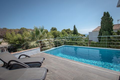 Huis in mediterrane stijl met uitzicht op zee in La Fustera, Benissa. Dit gerenoveerde huis in mediterrane stijl ligt in de pittoreske wijk La Fustera in Benissa. Het biedt luxe wonen met uitzicht op zee en panoramisch uitzicht. Het huis staat te koo...