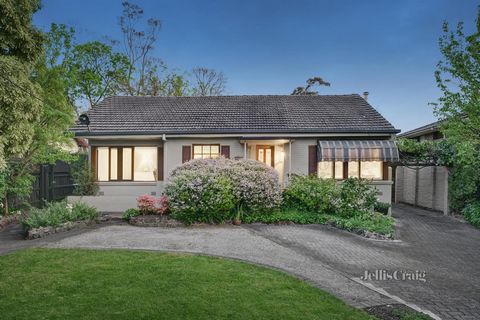 Bénéficiant d’un emplacement incroyable au coin de Blackburn Station Village, cette maison attrayante présente un intérieur chaleureux et accueillant, complété par un studio de jardin entièrement autonome à l’arrière - offrant une flexibilité excepti...