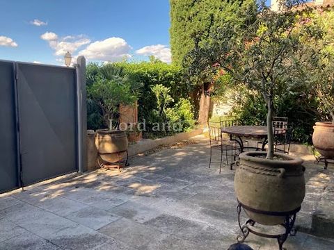 Provence, Vaucluse Au coeur de la vieille ville de Vaison-la-Romaine, découvrez cette superbe maison de ville d'environ 160 m2, entièrement restaurée, qui vous séduira par son charme authentique. Elle dispose d'une cour intérieure, de terrasses et d'...