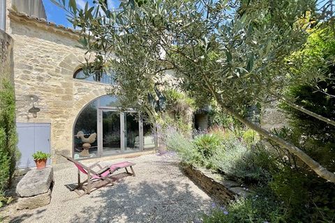 Une maison pleine de charme, située proche d'Uzès, dans un village avec premières commodités. Le portail s'ouvre sur un beau jardin de curé à la végétation méditerranéenne luxuriante et à l'ambiance si provençale : superbe puits, vieilles pierres et ...