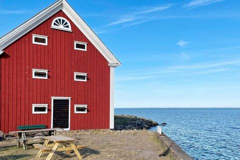 Gemütliches Ferienhaus auf einer größeren Landzunge in einem Gebiet namens Karlsnäs, das etwa 30 km südlich von Kalmar liegt. Vom Haus aus haben Sie einen schönen Blick auf eine Bucht namens Ekenäsviken. Die Umgebung ist ruhig und ländlich. Nur wenig...