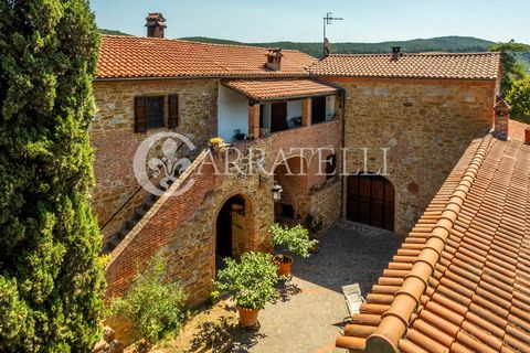 Casale di circa 460 mq con garage e giardino in posizione panoramica nella campagna di Trequanda. Descrizione: Il casale con la sua particolare forma a ferro di cavallo è posto in una zona tranquilla e panoramica nella campagna di Trequanda e si svil...