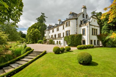 Una finca extraordinaria que se extiende a lo largo de 275 acres en la Isla Negra en las Tierras Altas de Escocia. El terreno es una variedad de silvicultura, jardines formales y bosques con varios edificios dentro de esos terrenos.   Casa Allangrang...